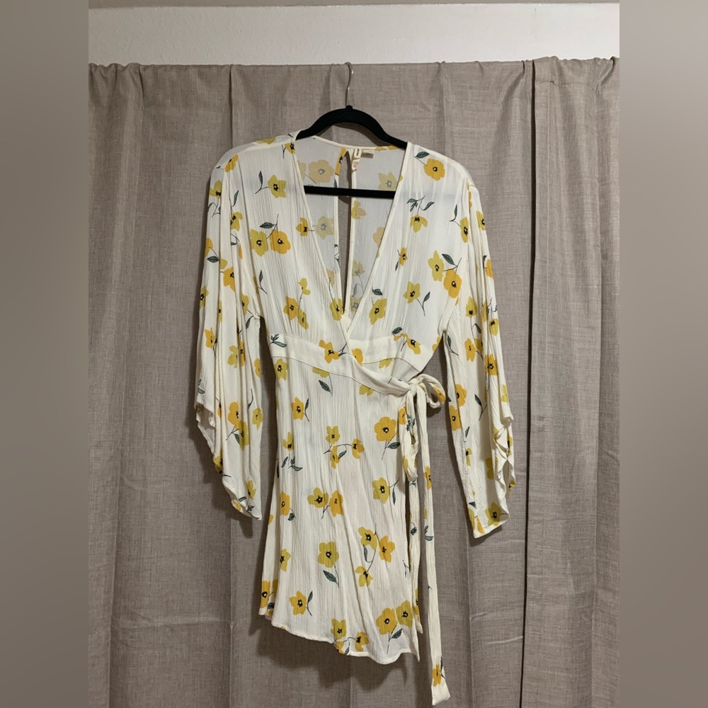 Billabong Relax on High Cream Floral Print Wrap Dress Size Small